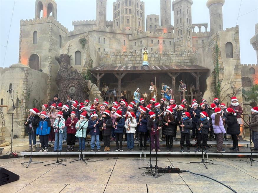 Die Kinder der Neusiedler Volksschule am Tabor traten mit einem Flötenkonzert auf der großen Mörbischer Seebühne auf.