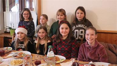 Die Kinder der Sportunion Neudörfl Sektion Gymnastik, Hannah, Elsa, Leni, Paula, Annalena, Valentina, Theresa und Clara, ließen es sich bei der Weihnachtsfeier der Sportunion Neudörfl im Heurigenrestaurant Piribauer schmecken. 