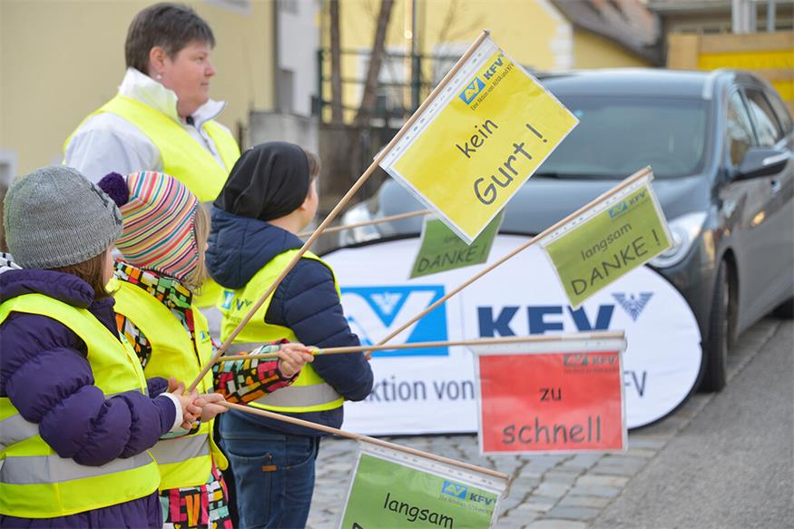 Die Kinder der Volksschule St. Georgen versuchten Autofahrer für Verkehrssicherheit zu sensibilisieren.