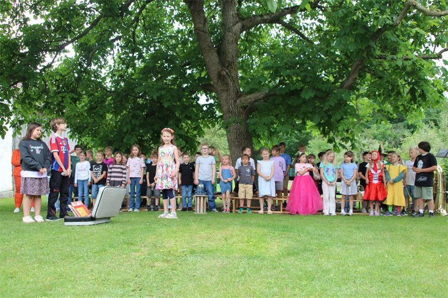 Die Kinder erweckten mit einem Theaterstück literarische Figuren zum Leben. Es wurden aber auch Tänze und Lieder dargeboten.