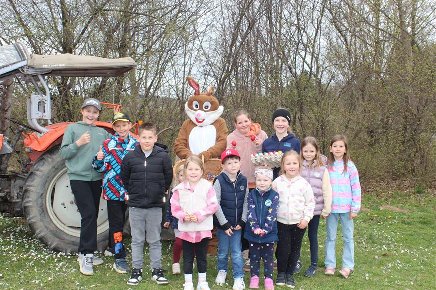 Die Kinder freuten sich über den Besuch des Osterhasen.