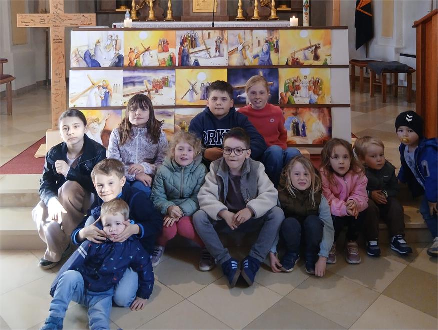 Die Kinder gestalteten beim Kreuzweg in Karl die Stationen mit Texten, Gebeten, Liedern und Symbolen mit. 