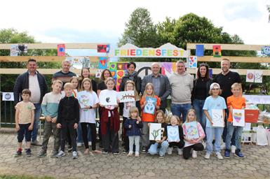 Die Kinder hatten Bilder zum Thema Frieden gemalt, die beim Fest erworben werden konnten. Unter den Gästen konnte Schulleiterin Elisabeth Zillinger auch einige Vertreterinnen und Vertreter der Gemeinde rund um Bürgermeister Michael Kefeder begrüßen.