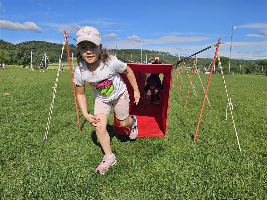 Die Kinder nahmen jede Hürde nicht nur aus Spaß, sondern auch um anderen Kindern zu helfen.