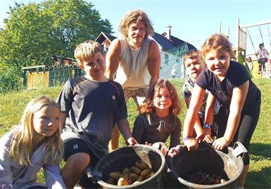 Die Kinder waren mit Eifer dabei und konnten hautnah erleben, wie Kartoffeln wachsen und gedeihen.