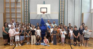 Die Kinder zeigten sich von Maskottchen TROPFI, der vor Ort auch gesunde Äpfel verteilte, ebenso begeistert wie von den Trinkbechern und Plüschfiguren. 