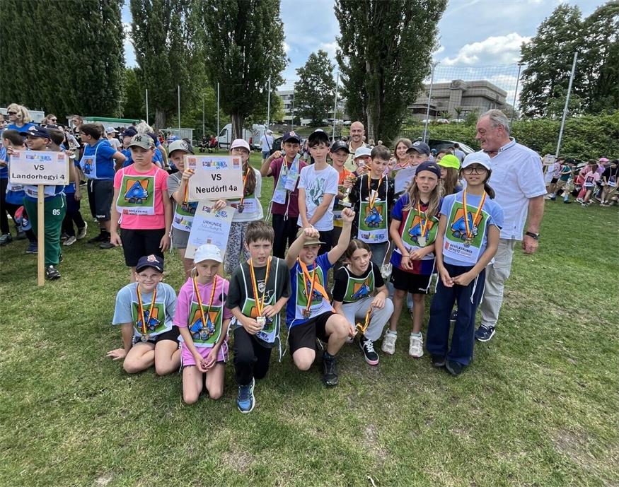 Die Klasse 4a der Volksschule Neudörfl holte den hervorragenden 2. Platz beim Landesfinale der Safety-Tour im Mattersburger Pappelstadion. Nach sechs Vorbewerben mit rund 1.300 Kindern aus 76 Klassen kämpften im Finale 251 Schülerinnen und Schüler aus 14 qualifizierten Klassen mit viel Begeisterung um den Titel. Auch Neudörfls Bürgermeister Dieter Posch (r.) war vor Ort, um die Schülerinnen und Schüler aus der Gemeinde anzufeuern.