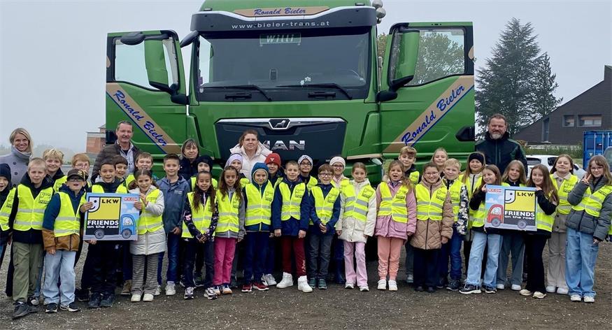 Die Klassenlehrerinnen Sabine Szelinger und Nina Lederer, Transportunternehmer Ronald Bieler, Schulassistentin Barbara Stipits und Lkw-Fahrer Willi Imrek mit den Kindern der 3. und 4. Klasse der Volksschule Stadtschlaining.