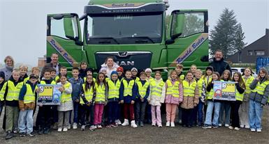 Die Klassenlehrerinnen Sabine Szelinger und Nina Lederer, Transportunternehmer Ronald Bieler, Schulassistentin Barbara Stipits und Lkw-Fahrer Willi Imrek mit den Kindern der 3. und 4. Klasse der Volksschule Stadtschlaining.