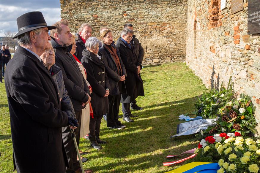 Die Kranzniederlegung beim Kreuzstadl ist nicht nur ein Akt des Gedenkens, sondern auch des Mahnens. Foto: M Unger