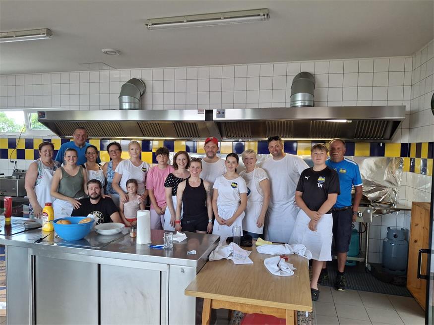 Die Küchencrew verwöhnte mit viel Routine alle Besucherinnen und Besucher kulinarisch. Obmann Manfred Schmidt konnte sich über viele freiwillige Helferinnen und Helfer freuen.