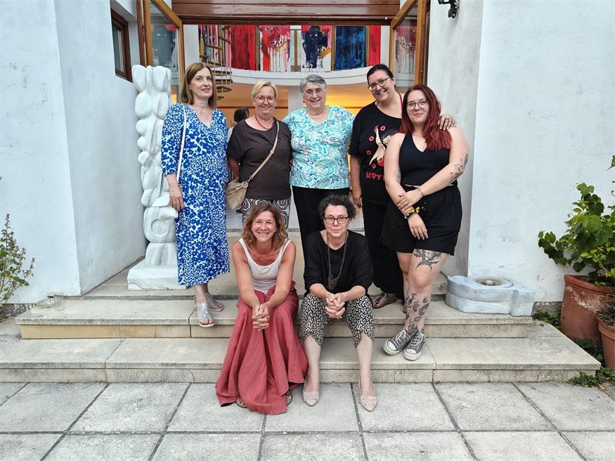 Die Künstlerinnen: Karin Hillinger, Birgit Ziegler, Hannelore Ursula Horak, Charlotte und Hanna Titz, (sitzend) Ulrike Paulitsch und Alexandra Krebitz