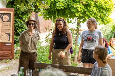 Die Künstlerinnen Karin Weinhandl und Stefanie Frank mit Sabine Göltl (Obfrau Verein Netzwerkschmiede)