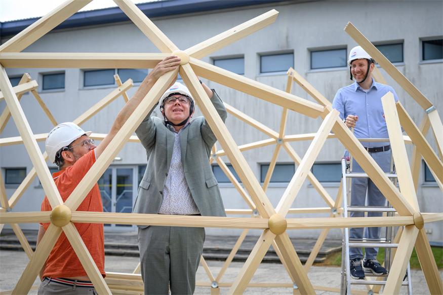 Die Kuppel wird vor jeder Gesprächsrunde gemeinsam von den beteiligten Stakeholdern – Schulleitung, Lehrendenteam, Bildungsdirektion und Ministerium – aufgebaut und anschließend wieder abgebaut. Sie stellt einen geschützten Vertrauensraum dar, in dem sich alle Teilnehmenden auf Augenhöhe begegnen können. Hier legen Bildungsexperte Markus Haider, Franz Bock von der Bildungsdirektion und Direktor Markus Neuhold gemeinsam Hand an.