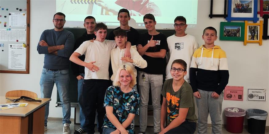 Die Landesinnung Bau wirbt aktuell mit Lehlringsexperten Patrick Zenz in Schulen um die Fachkräfte von morgen, etwa in der PTS Eisenstadt.