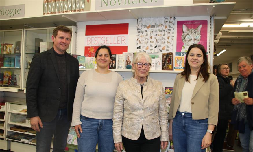 Die Lesung von Jutta Treiber in „Juliana's Bücherstube“ von Sarah Schüssler ließen sich auch Bürgermeister Johann Heisz und Kulturstadträtin Eva Maria Kneisz nicht entgehen. 