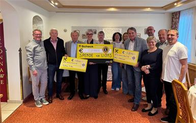 Die Lions-Clubs waren vom Publikumsandrang begeistert und konnten nunmehr den Reinerlös in Höhe von 7.600 Euro an die Vertreter der beiden Vereine übergeben.