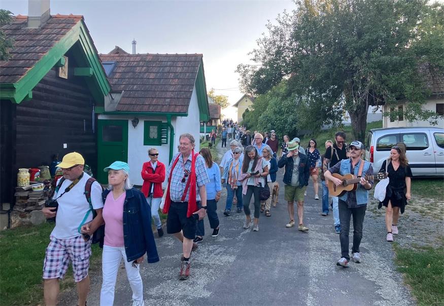 Die Literaturwanderung am Csaterberg hat schon Tradition - und viele Stammgäste, die sich jeden Herbst neue Bücher mit der edition lex liszt 12 „erwandern“.