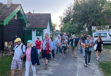 Die Literaturwanderung am Csaterberg hat schon Tradition - und viele Stammgäste, die sich jeden Herbst neue Bücher mit der edition lex liszt 12 „erwandern“.
