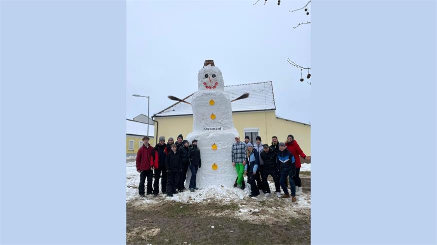 Die Mädls und Burschen aus Strebersdorf mit ihrem XXL-Schneemann. 