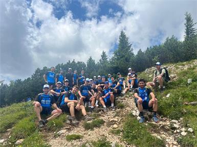Die Mannschaft des SC Bad Sauerbrunn beim Teambuilding am Schneeberg: 1.400 Höhenmeter, zahlreiche Hüttenstopps und jede Menge Teamgeist – ein unvergesslicher Tag in beeindruckender Kulisse.