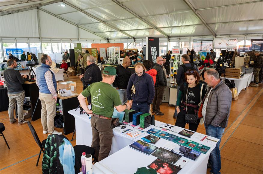 Die Messe präsentierte sich breit gefächert: Ausstellerinnen und Aussteller aus den Bereichen Fernoptik, Reisen, Schutzgebiete, Outdoor-Equipment, Kunst sowie Verlagswesen und Literatur zeigten ihre Neuheiten und luden zum Austausch ein.