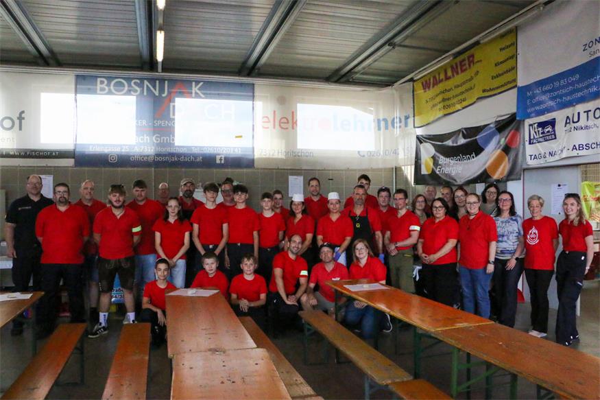 Die Mitglieder der Freiwilligen Feuerwehr Horitschon und ihre helfenden Hände bei ihrem diesjährigen Feuerwehrfest.