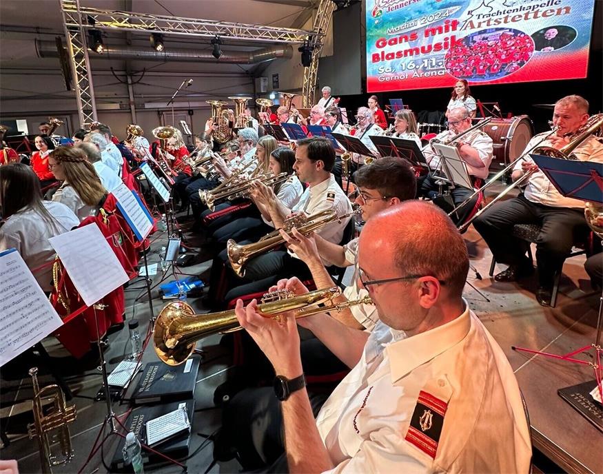 Die Mitglieder der Stadtkapelle Jennersdorf laden am 15. November zu „Gans mit Blasmusik“ in die Gernot Arena ein. 