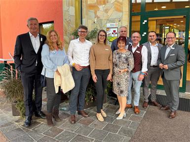 Die Mitglieder des Rotary Club Südburgenland vor dem Clublokal PuchasPlus in Stegersbach. 