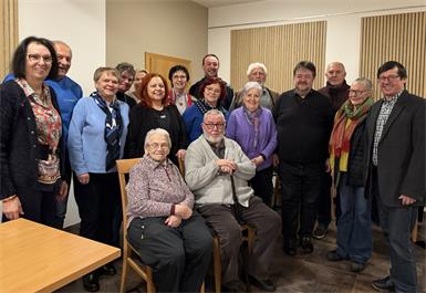 Die Mitglieder des neuen gewählten Vorstands der Sozialstation rund um Obfrau Edith Kern-Riegler (l.) sowie das Team des Sozimobils.