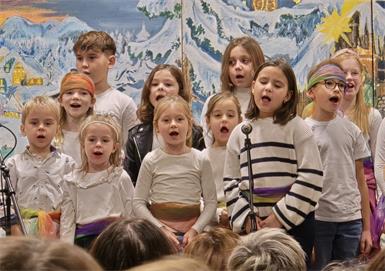 Die Neuberger Kids stimmen auf das Weihnachtsfest ein.