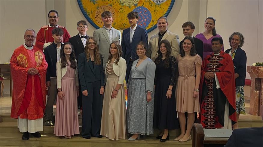 Die Neudörfler Firmlinge mit Firmspender Provinzial Martin Leitgöb (l.), Pfarrer P. Kuruvila und P. Rijo, Pastoralassistentin Jutta Pramhofer-Marchhart und den Firmlingsbetreuerinnen Eliasabeth Marchhart und Anna Janitsch. 