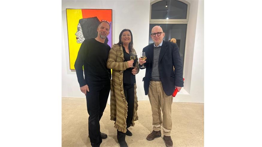 Die Neudörfler Malerin Petra Forman vor einem ihrer Bilder aus der Reihe „Female Heads“ mit dem Bildhauer Christopher Schlesinger und Dr. Arnold Obermayr, dem Direktor vom Kulturforum Austria in Warschau, der die Eröffnungsrede zur Ausstellung „Florence – A collective presence“ hielt. 