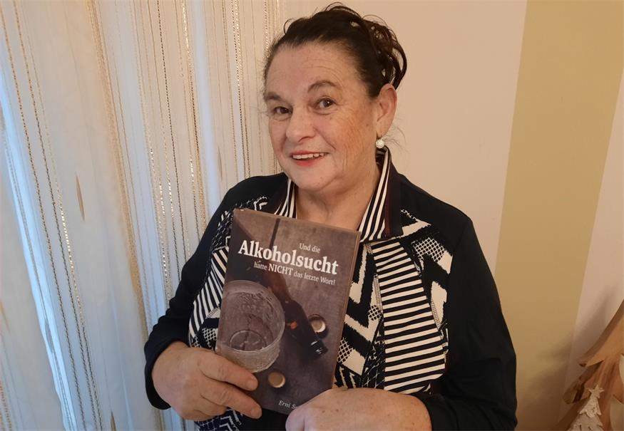 Die Neudörflerin Erni Salcher mit ihrem Buch „Und die Alkoholsucht hatte NICHT das letzte Wort.“ Darin beschreibt sie ihr Leben mit der Alkoholsucht – vollkommen ungeschönt und ehrlich. Aber auch wie sie es geschafft hat, aus dieser persönlichen Hölle zu entkommen und nun schon seit 1997 keinen Tropfen Alkohol mehr getrunken hat und auch kein Verlangen danach mehr verspürt: Foto: zVg