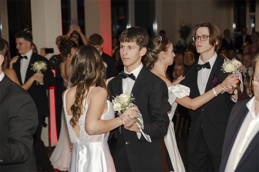„Alles Walzer“ beim Neufelder Stadtball