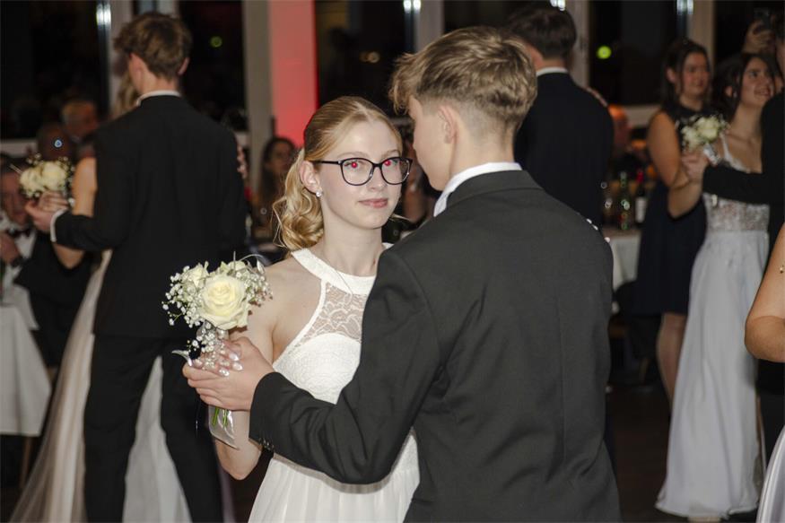 „Alles Walzer“ beim Neufelder Stadtball