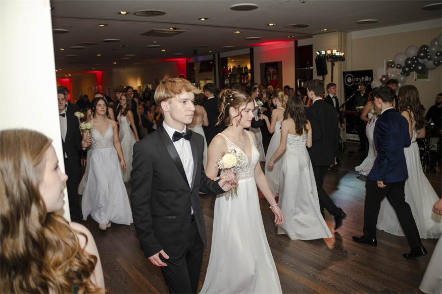 „Alles Walzer“ beim Neufelder Stadtball