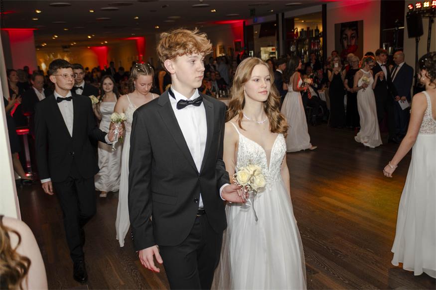 „Alles Walzer“ beim Neufelder Stadtball