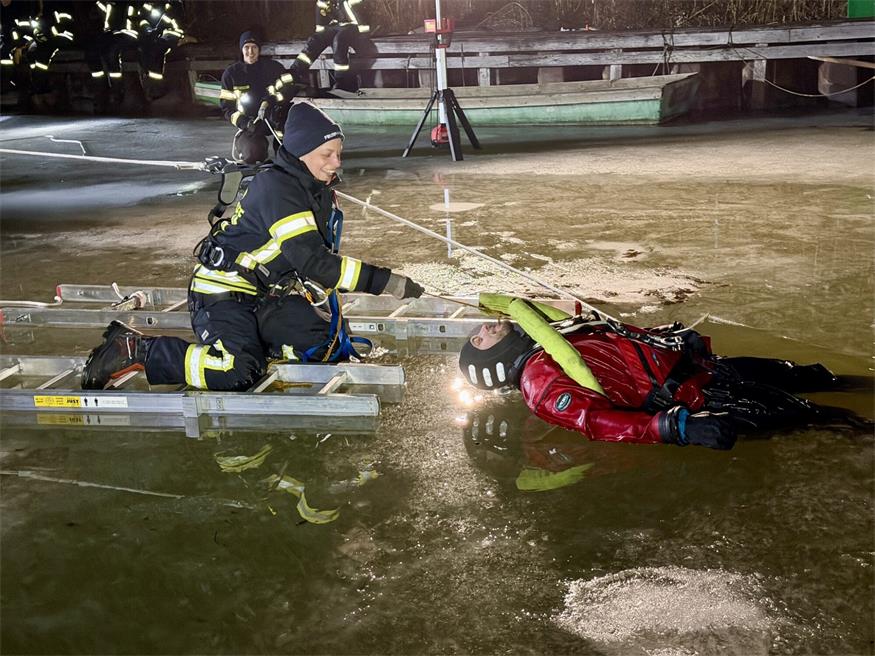 Die Neusiedler Feuerwehr nutzte die letzte Möglichkeit für eine Übung einer Eisrettung am Neusiedler See. Durch das Tauwetter wird die Eisdecke stündlich dünner.