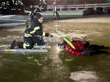 Die Neusiedler Feuerwehr nutzte die letzte Möglichkeit für eine Übung einer Eisrettung am Neusiedler See. Durch das Tauwetter wird die Eisdecke stündlich dünner.