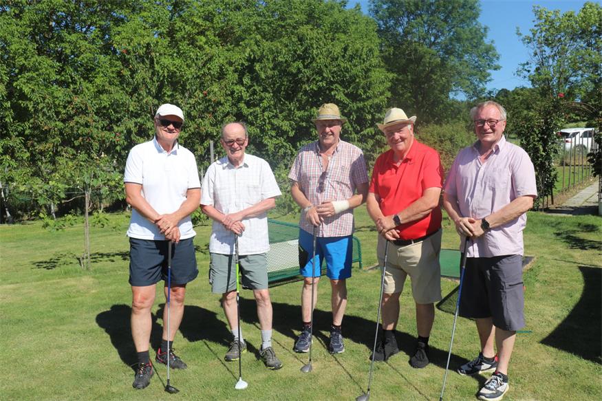 Die „Nickelbergbande“ beim Golfen im Obstgarten von Ferdinand Kutrowatz (2. v. r.) mit Matthias Michalitsch, Matthias Leitgeb, Franz Winter und Matthias Wildsperger. Fotos: Christian Artner