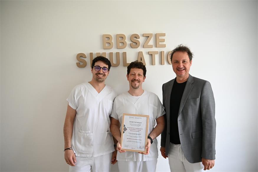 Die Oberärzte Florian Pundy und Robert Czaher, die das Trainerteam des Simulationszentrums leiten, sowie Ärztlicher Direktor Martin Wehrschütz sind hocherfreut über die neuerliche Zertifizierung für das Simulationszentrum der Barmherzigen Brüder in Eisenstadt. 