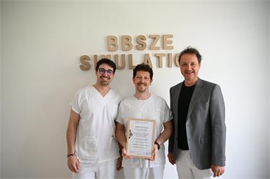 Die Oberärzte Florian Pundy und Robert Czaher, die das Trainerteam des Simulationszentrums leiten, sowie Ärztlicher Direktor Martin Wehrschütz sind hocherfreut über die neuerliche Zertifizierung für das Simulationszentrum der Barmherzigen Brüder in Eisenstadt. 
