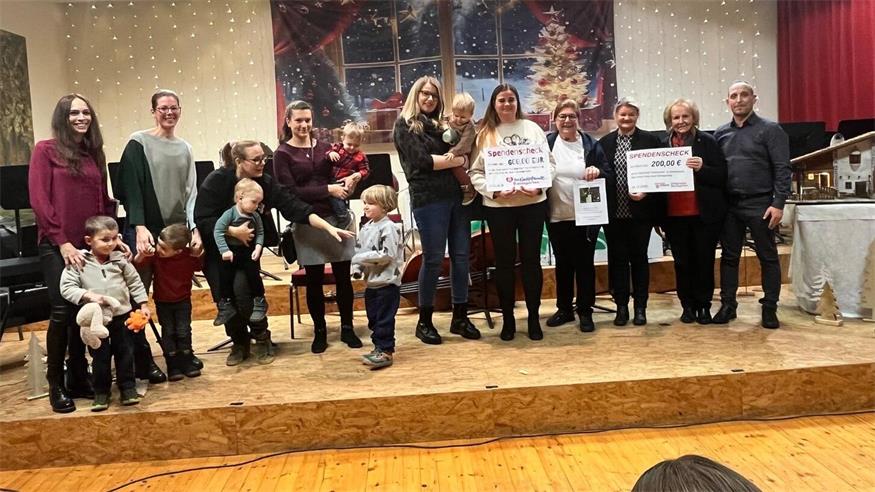 Die Obfrau der Kinderfreunde Baumgarten, Helga Ivanschitz (4. v. r.), und ihr Team konnte bei der Adventfeier eine Spende an den Kindergarten Draßburg dem Elternverein der Kindergartenkinder übergeben. Damit soll ein neues Klettergerüst erworben werden. 