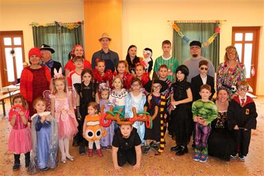 Die Organisatoren der Pfarre Ritzing mit Pfarrer Thorsten Carich und zahlreichen Kindern, die den Kinderfasching besuchten.