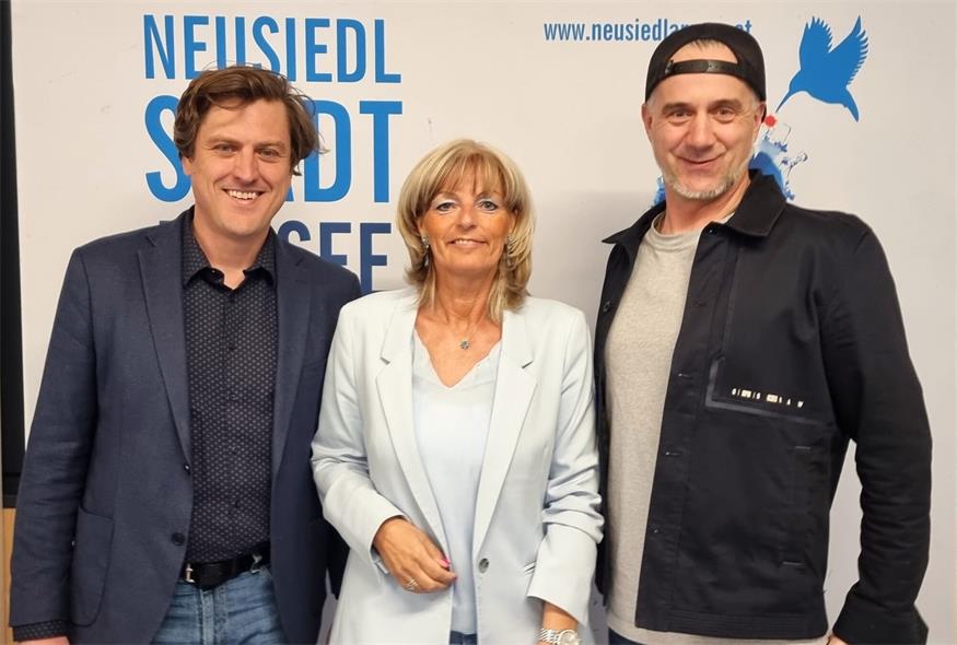 Die Organisatoren des "Beach & Surf Fest" Daniel Hupfer und Mike Piechura mit Bürgermeisterin Elisabeth Böhm.