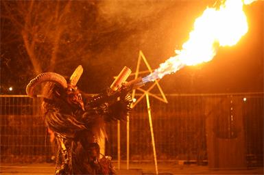 Die Perchten vom Krampusverein Fischamend präsentierten eine spektakuläre Feuershow.