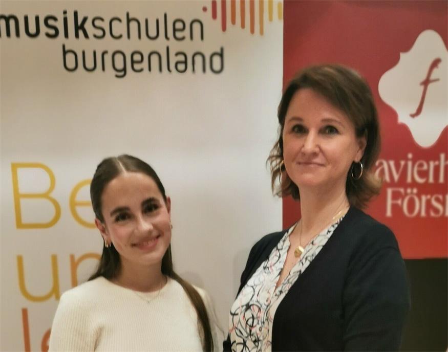 Die Pianistin Anna Szelinger (li.), unterrichtet von Marianna Kristoferitsch, holte den 1. Platz.