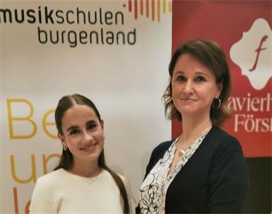 Die Pianistin Anna Szelinger (li.), unterrichtet von Marianna Kristoferitsch, holte den 1. Platz.