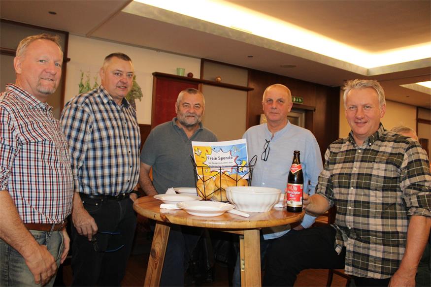 Die Piringer Männer - im Bild Gerald Konrad, Emmerich Böhm, Ernst Scheiber, Robert Schedl und Franz Kröpfl - luden zum Gulaschessen für einen gemeinnützigen Zweck ein.
